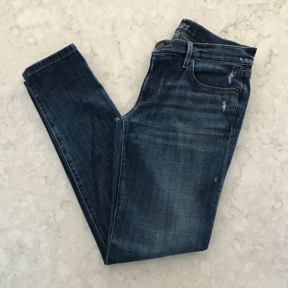 LOFT Relaxed Skinny Distressed Jeans  (26/2)